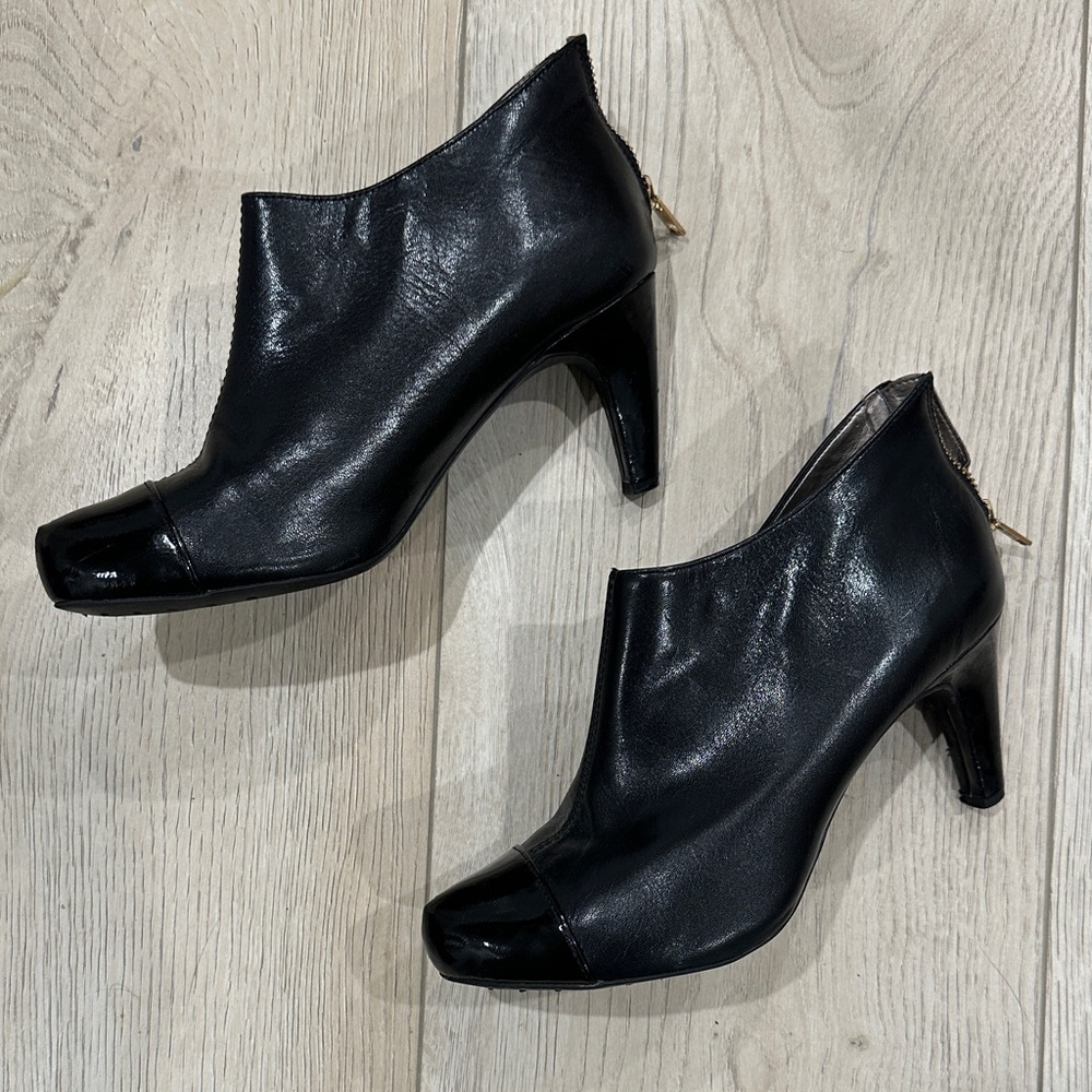 Easy Spirit Glossy Black Ankle Boots